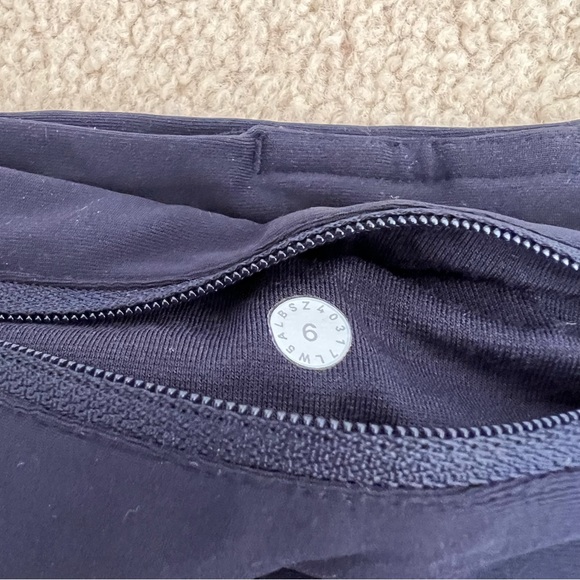 Lululemon navy leggings, size 6 with reflective detailing and scalloped edges - Picture 2 of 2